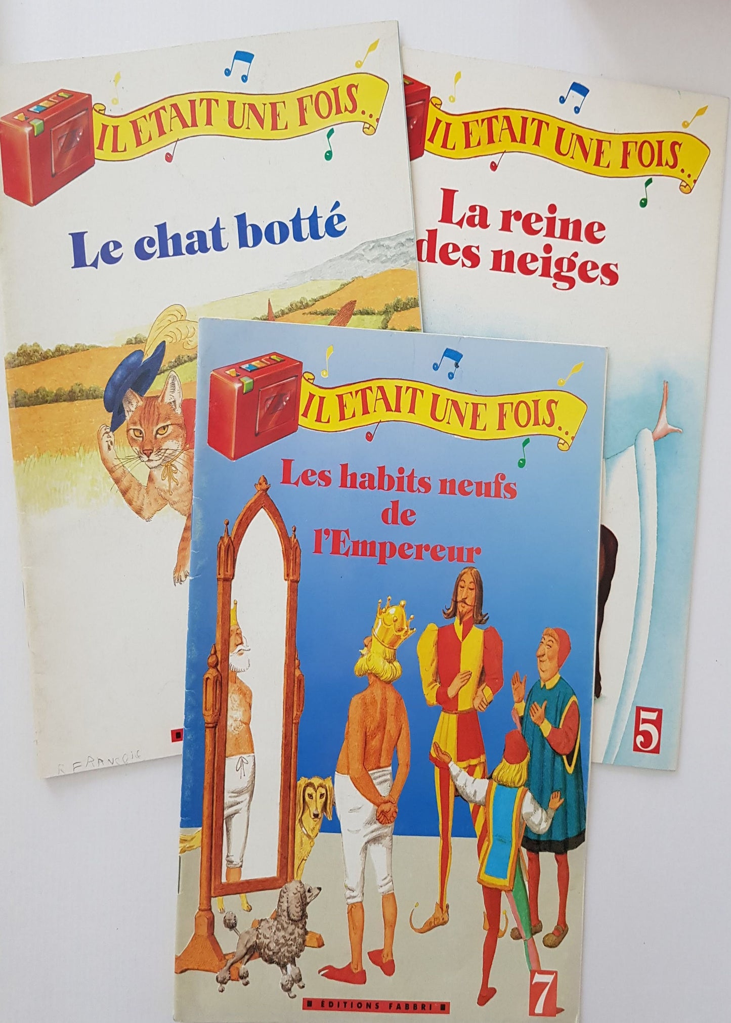3 Livres: Les habits neufs de L'empereur, Le chat botté, La reine des neiges Well Read Not Applicable  (4598533685303)