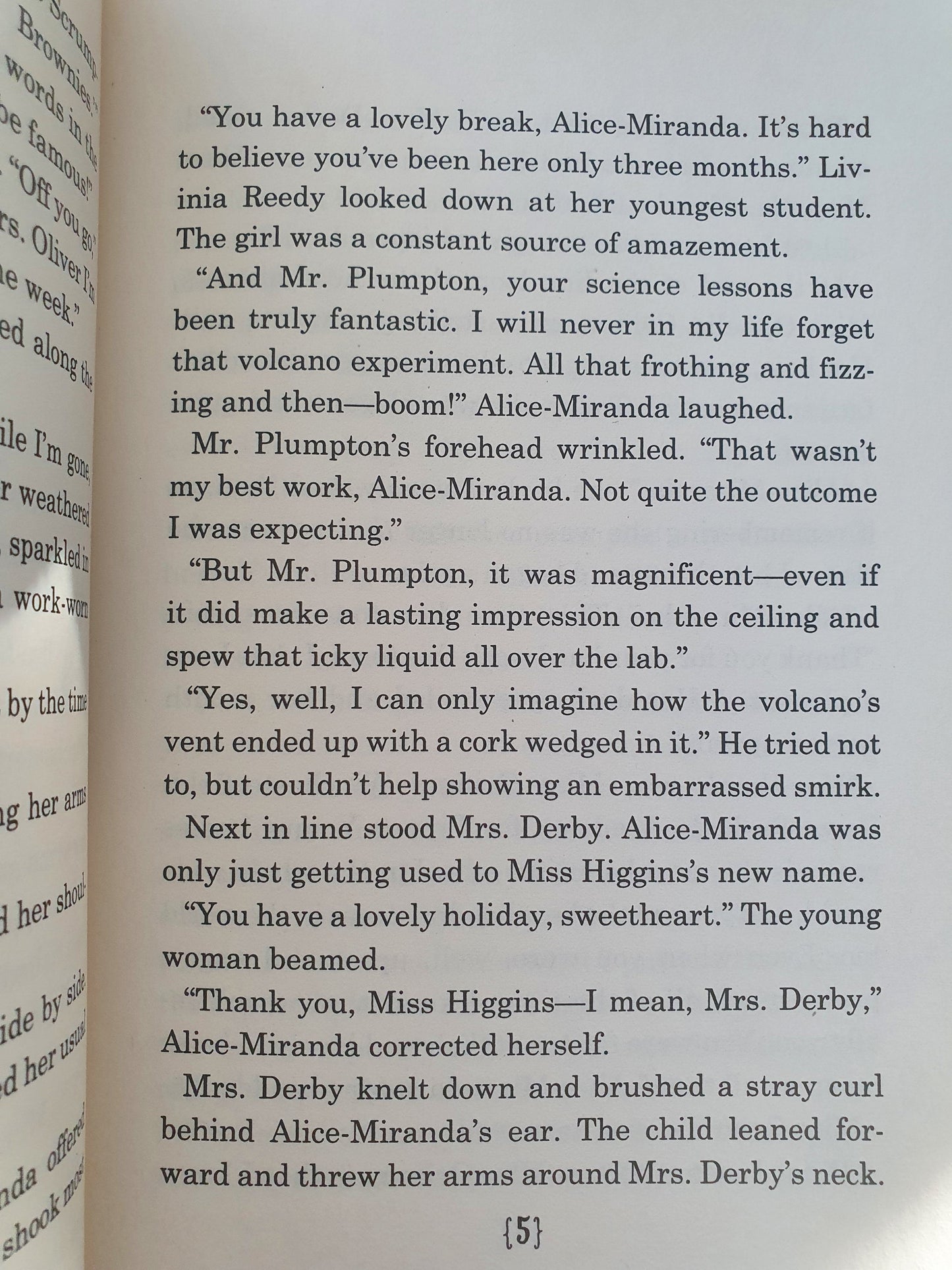 Alice Miranda On Vacation Like New ,7-12 years Recuddles.ch  (6639348220089)